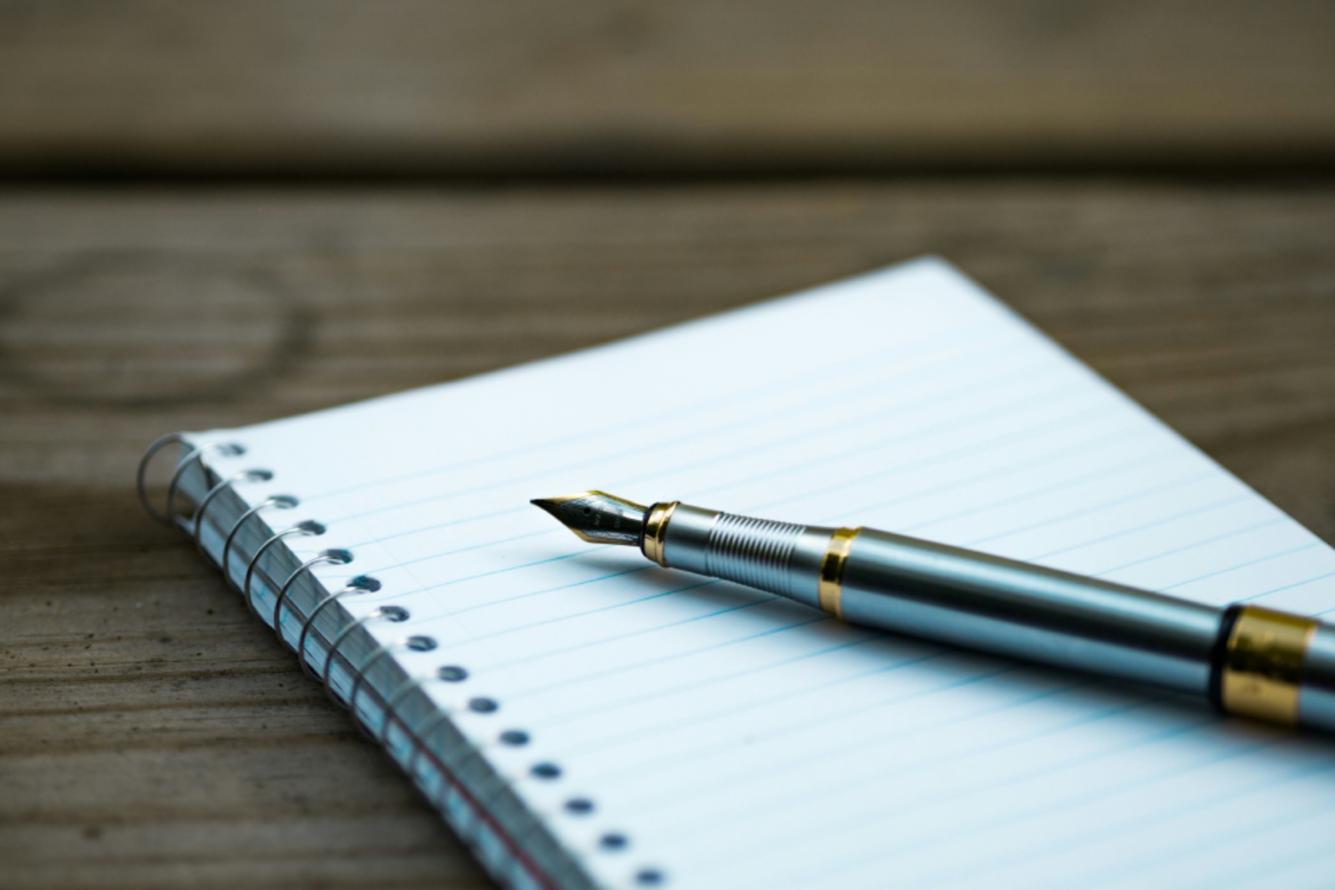 Pluma sobre un cuaderno